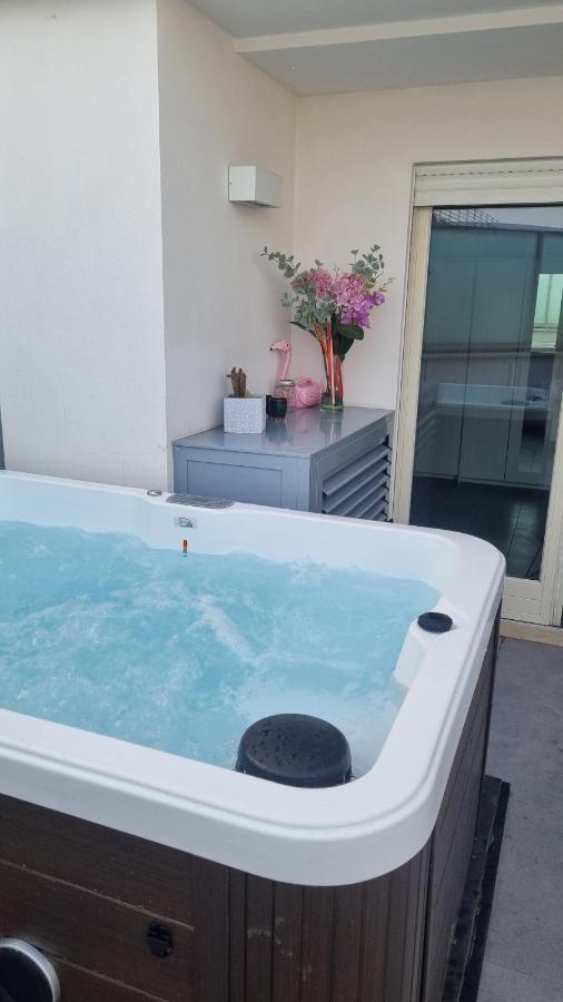 Penthouse 40 In Trastevere With Seasonally Jacuzzi Roma Dış mekan fotoğraf